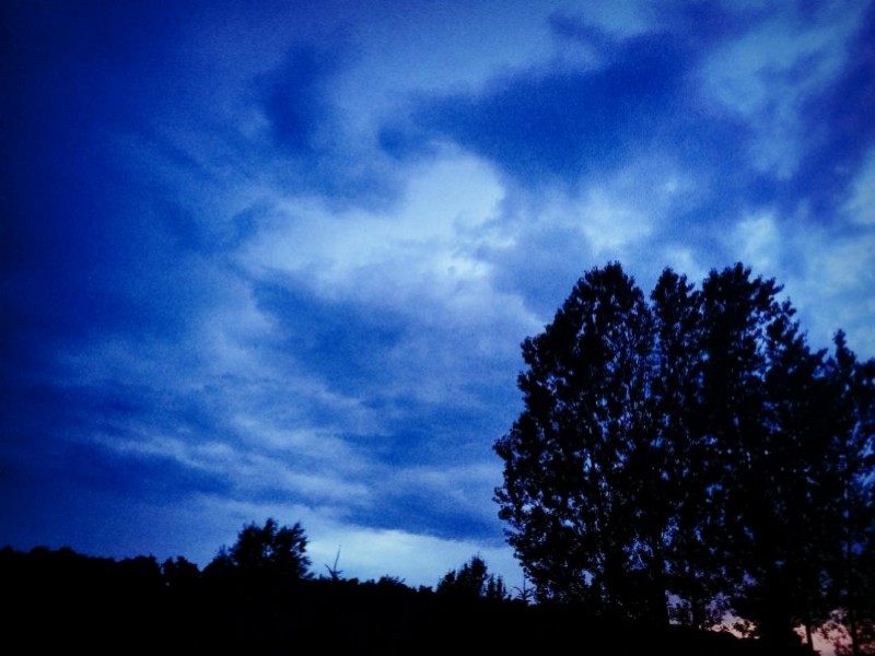 The day was initially rather sunny, but then the clouds got quite dark and scary. This evening was really doom and gloom.